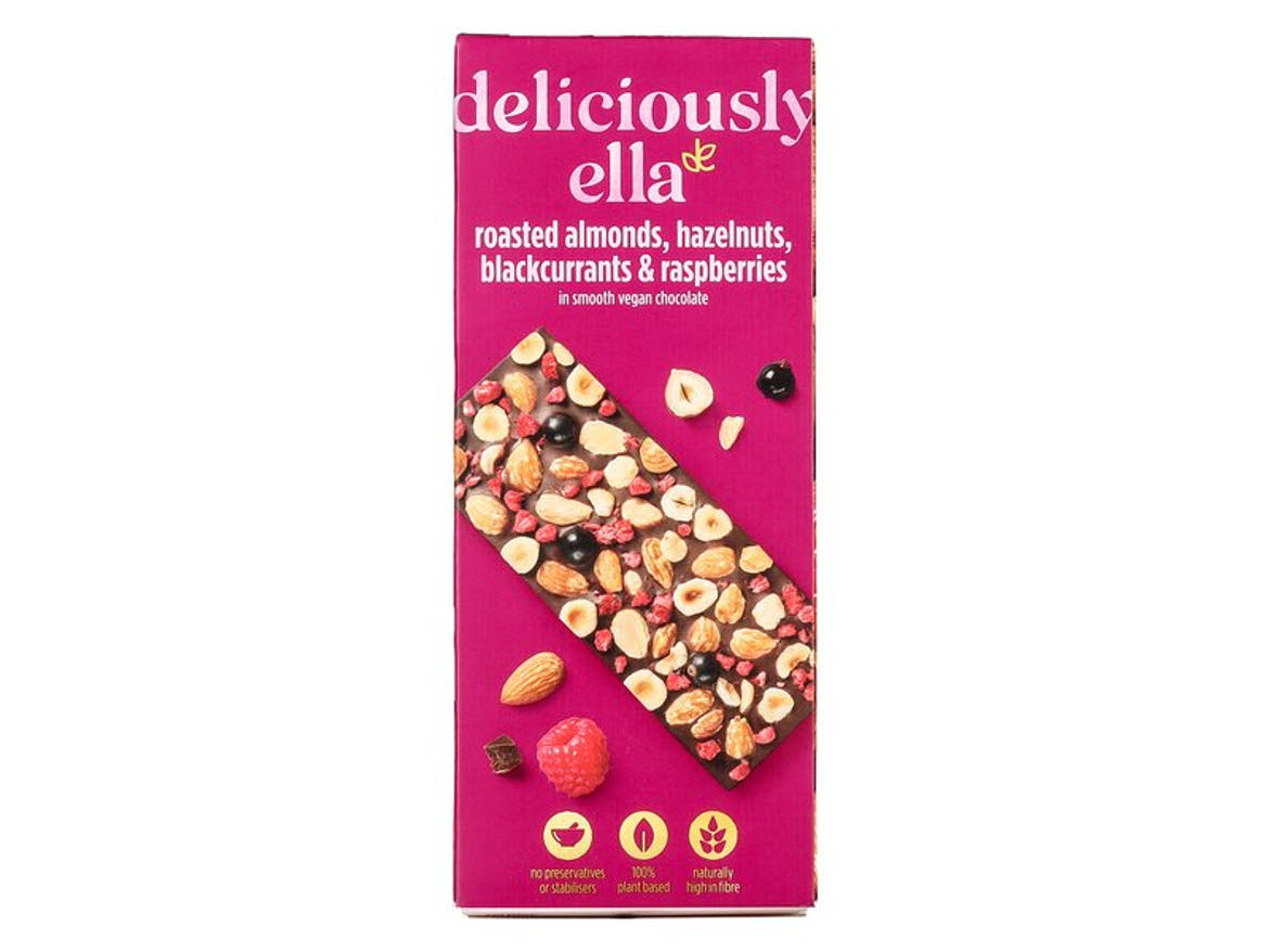 Deliciously Ella vegán csokoládé pörkölt mandulával, mogyoróval, feketeribizlivel és málnával