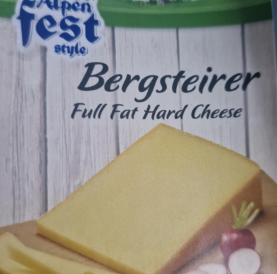 Bergsteirer darabolt kemény sajt